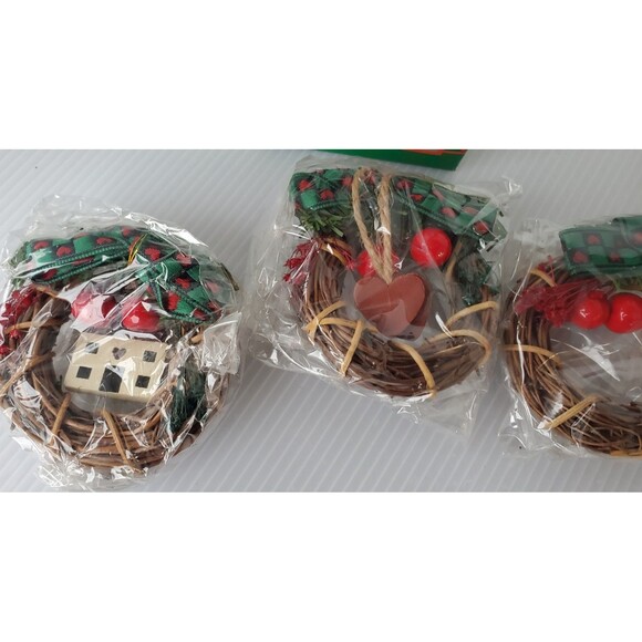 Vintage Country Christmas Magnets Wreath House Of Lloyd 1990s Around World New - Picture 3 of 6